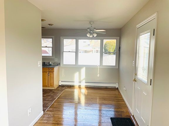 Side entrance - dinette area
