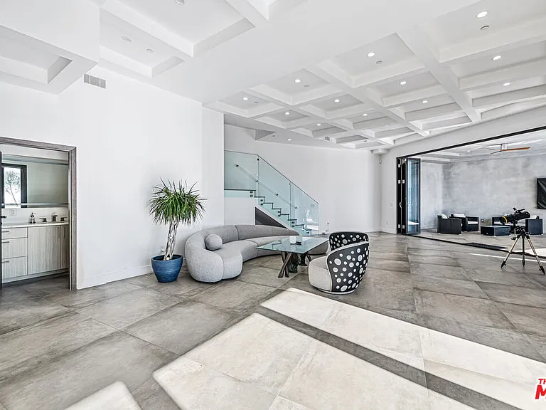6181 Temple Hill Dr — Photo 11