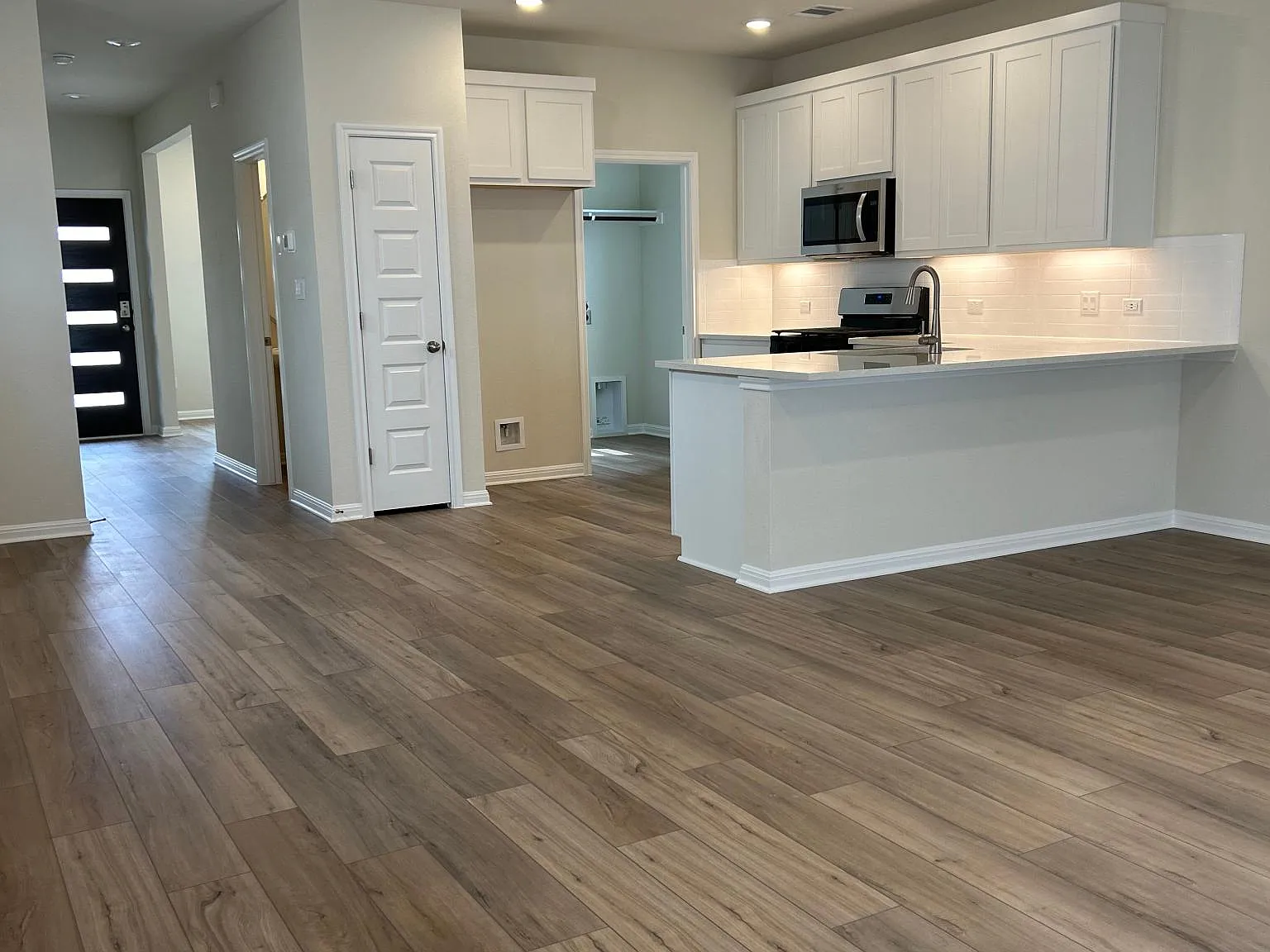3 bed, 2.5 bath, 1684 sqft, $2,095 — Photo 3