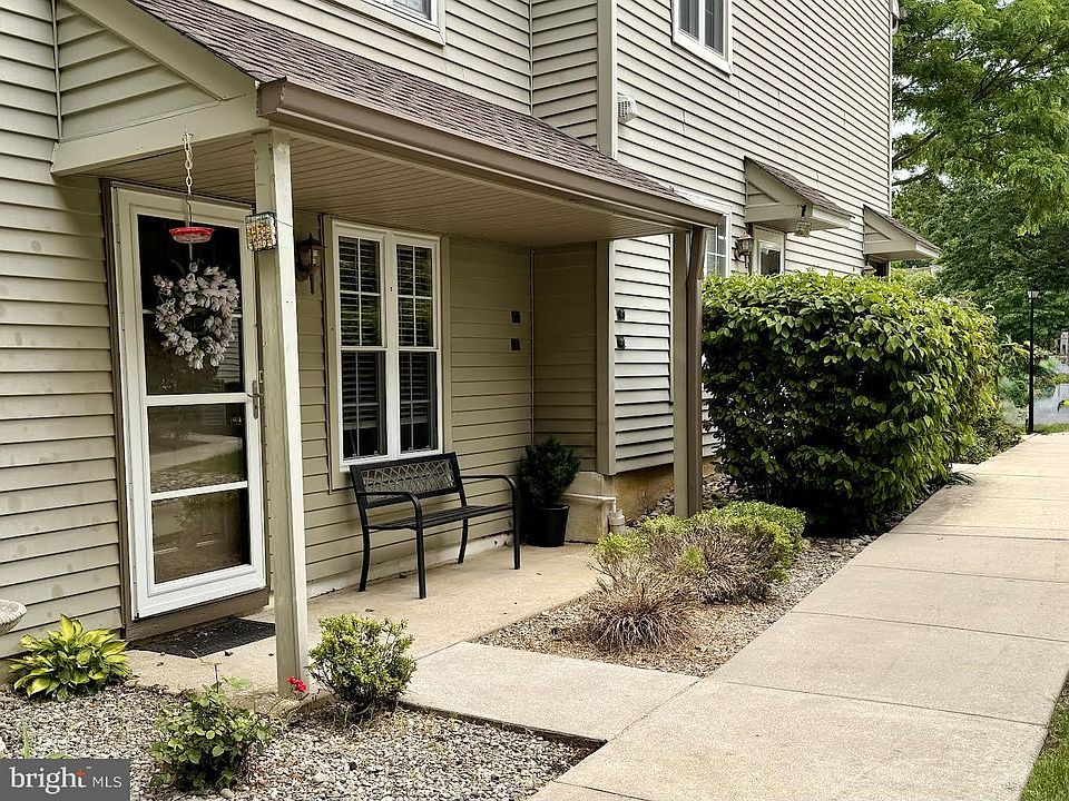 1st image of 303 Harwood Ct