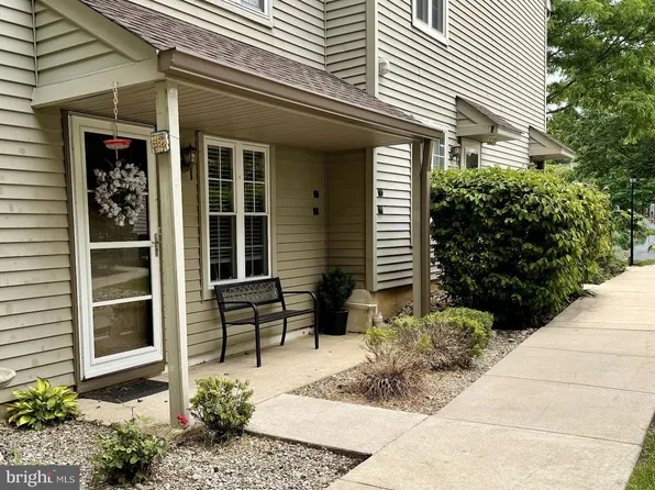 303 Harwood Ct, Mount Laurel, NJ 08054