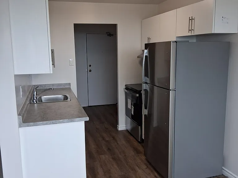 90 Highview Ave E — Photo 5