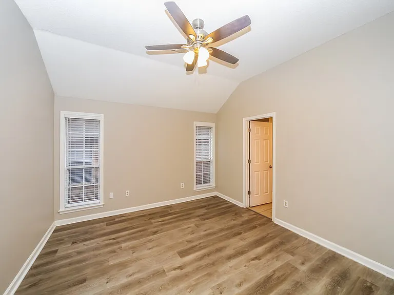 7621 Davis Pkwy — Photo 10