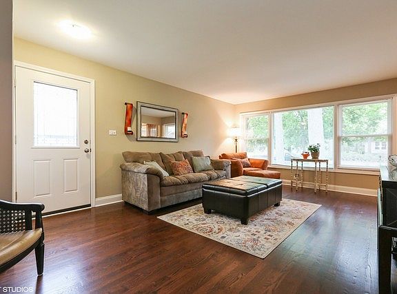 3rd image of 249 E Montrose Ave