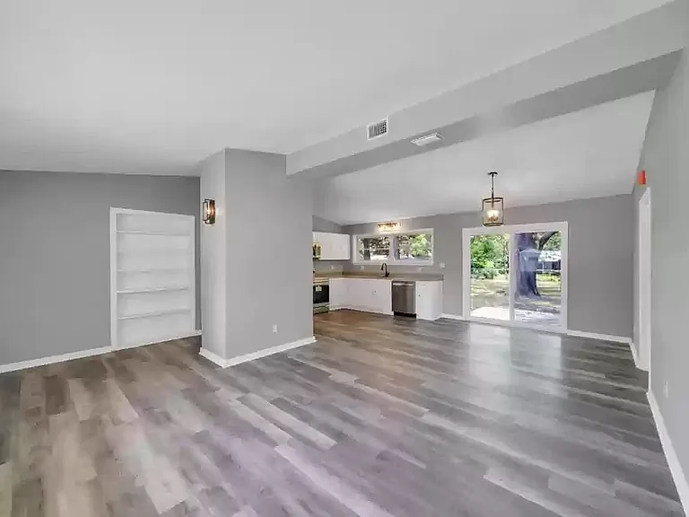 360 Chicago Ave — Photo 23