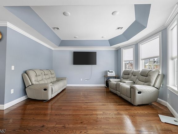 4th image of 695 Ridge St