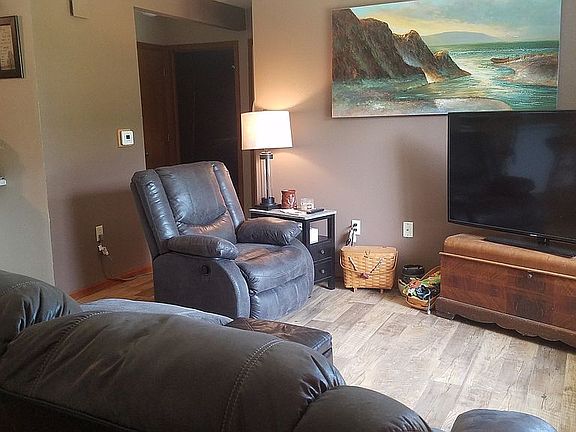 2nd image of 900 Fox Creek Dr APT 1