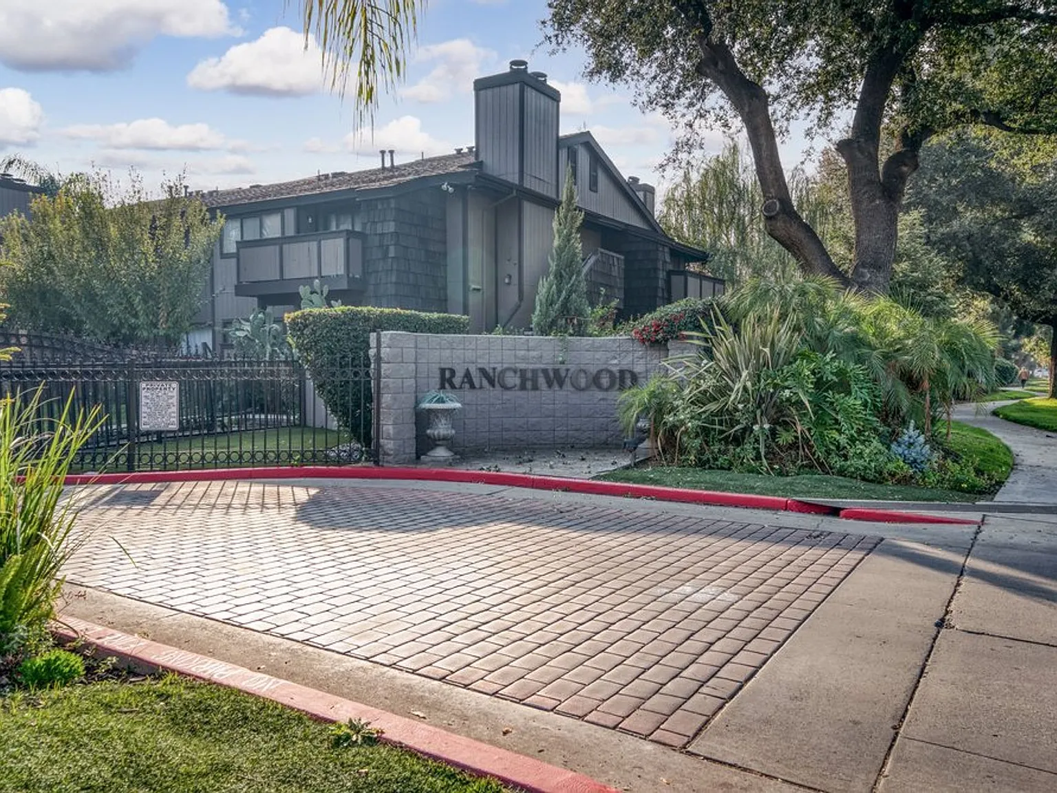 Ranchwood Condos — Photo 2