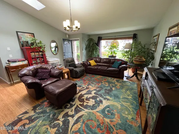 1603 W Orchard Ave, Selah, WA 98942