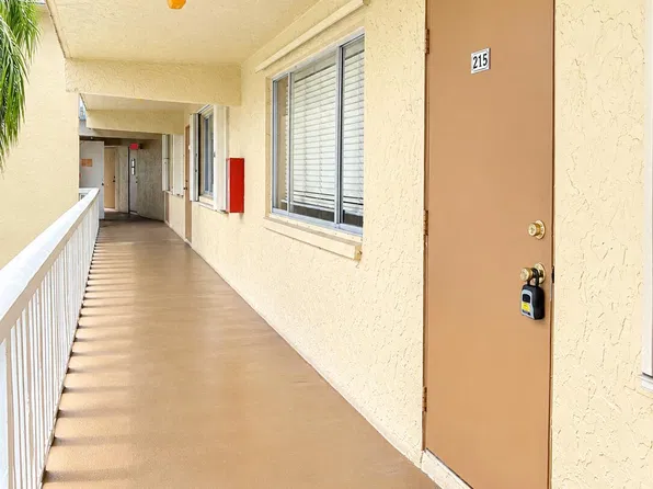 600 Village Green Ct APT 215, Palm Springs, FL 33461