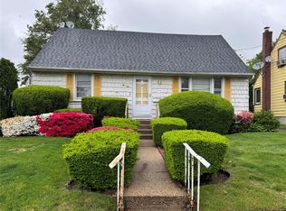 510 7th St, West Hempstead, NY 11552