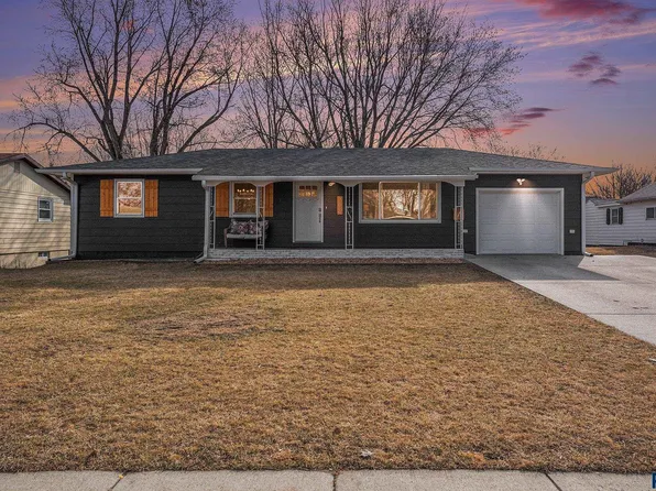 706 N Liberty Ave, Madison, SD 57042