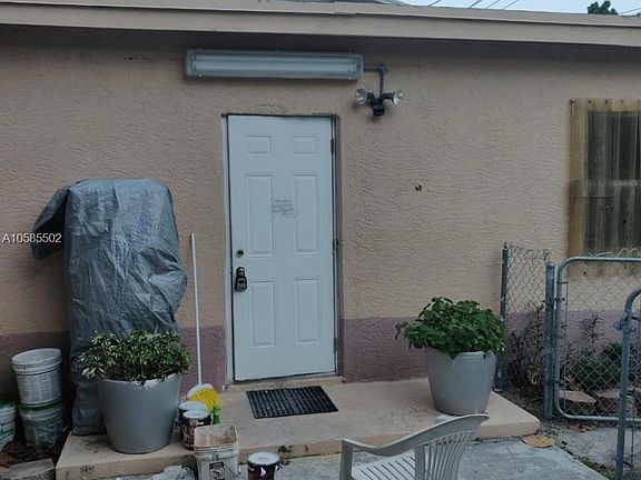 2nd image of 2518 Taft St