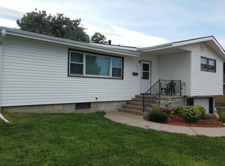 912 E 7th St, Mccook, NE 69001