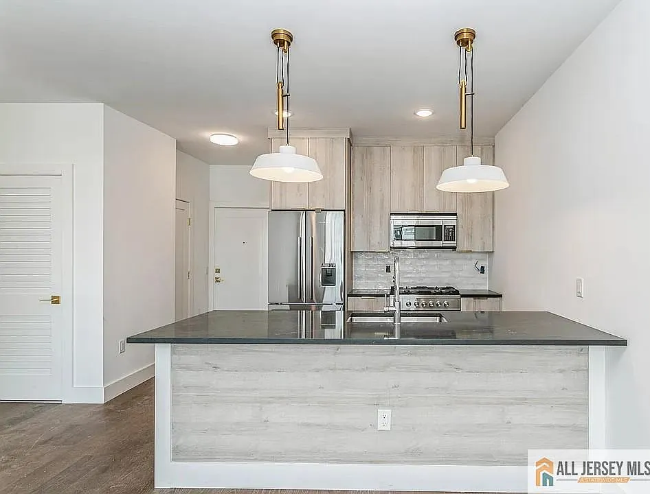 1 bed, 1.0 bath, $3,900 — Photo 1