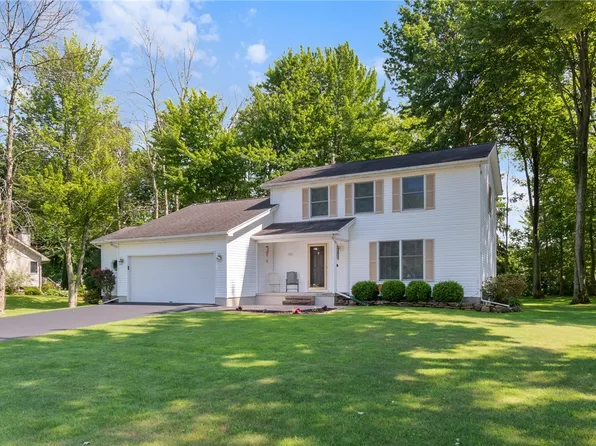 2104 Stonehedge Dr, Ontario, NY 14519
