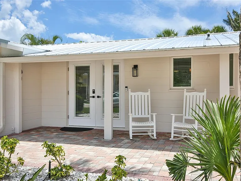 211 Island Cir — Photo 3