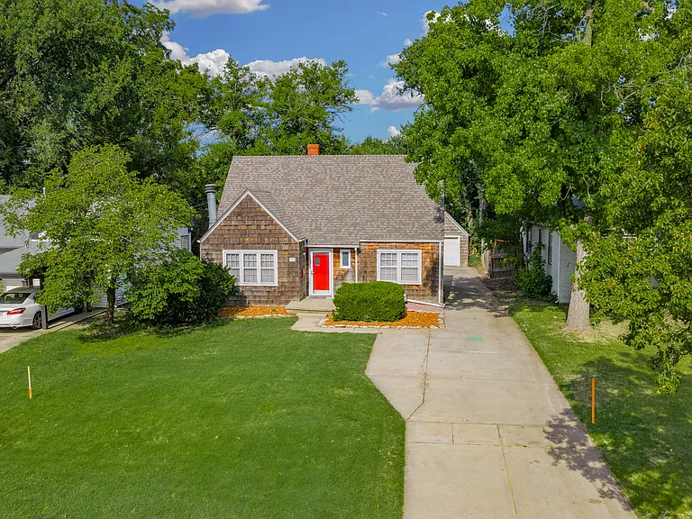141 N Bleckley Dr — Photo 1