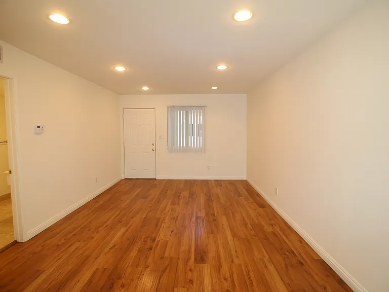 Nordhoff Apartments — Photo 17