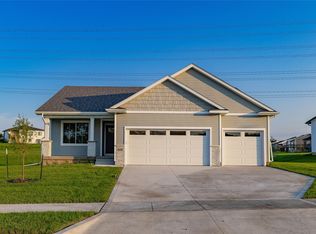 16514 Ironwood Ln, Urbandale, IA 50323