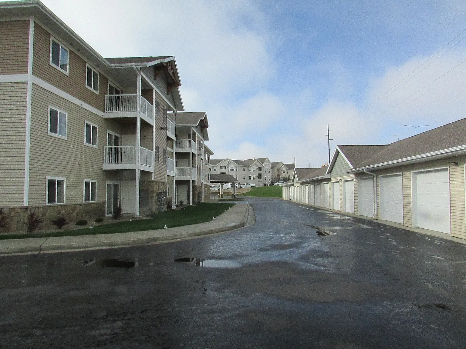 Sierra Court — Photo 1