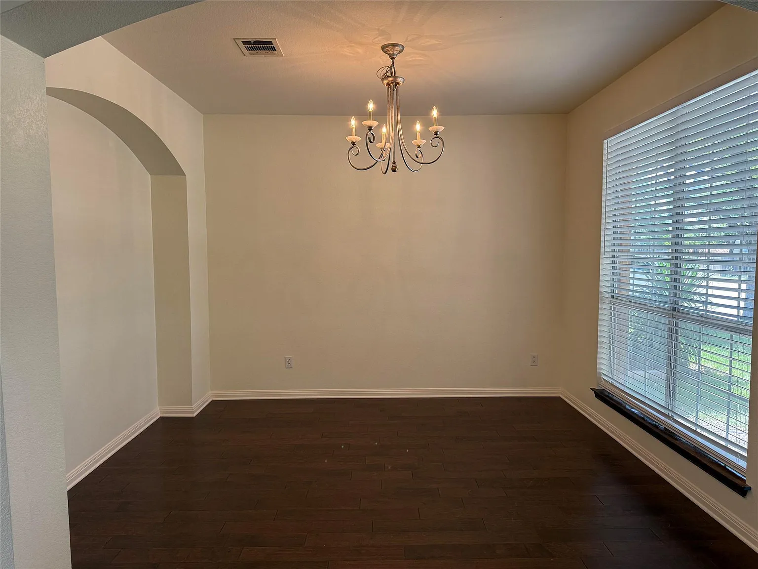 5 bed, 3.0 bath, 2798 sqft, $3,000 — Photo 2
