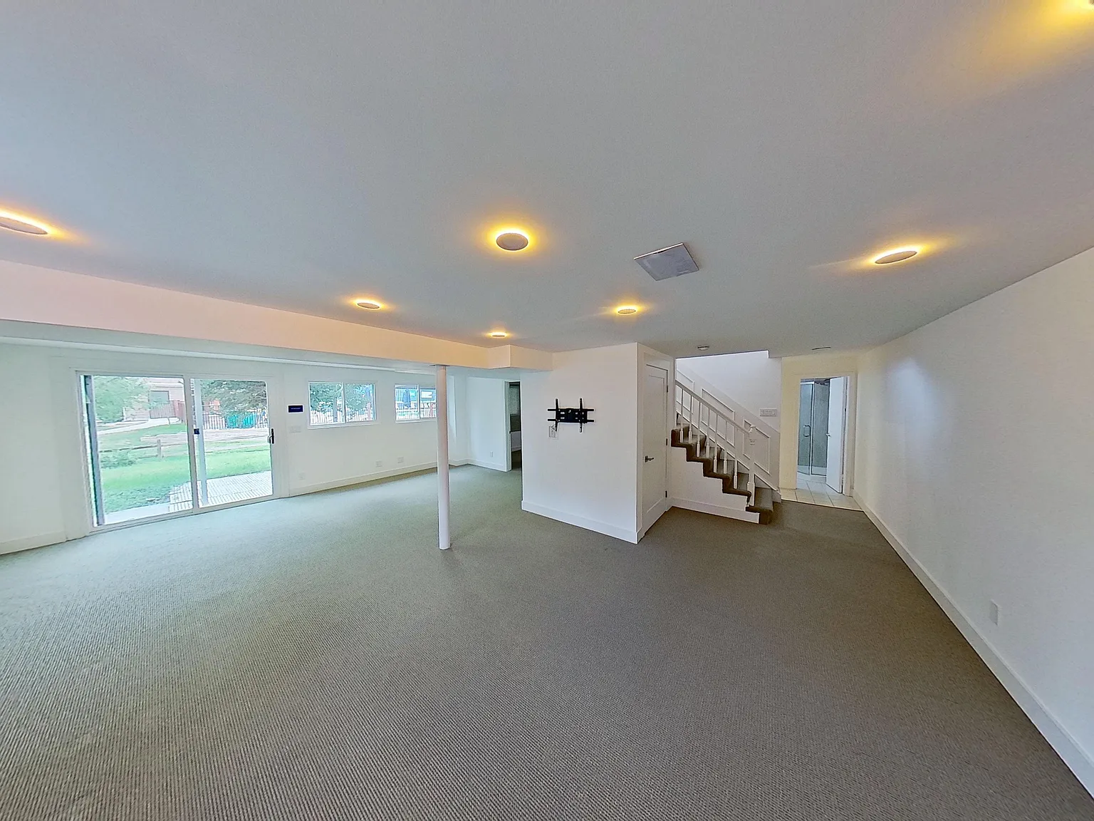 6 bed, 3.5 bath, 3426 sqft, $4,695 — Photo 3