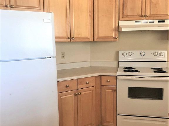 4th image of 621 E University Ave