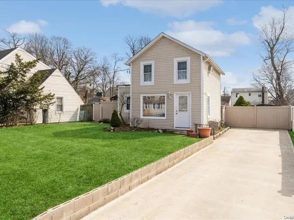 40 E Seaman Avenue, Freeport, NY 11520