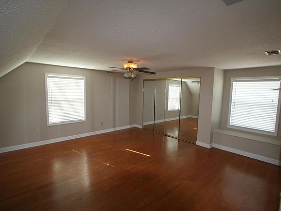 5th image of 2129 The Woods Dr E