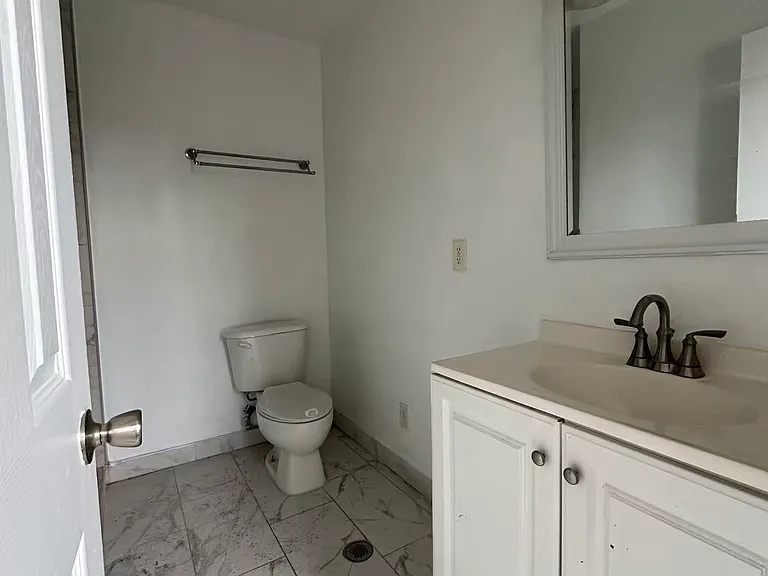 1001 E 32nd St — Photo 13