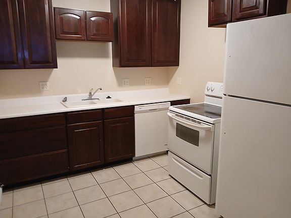 4th image of 606-2 W College St