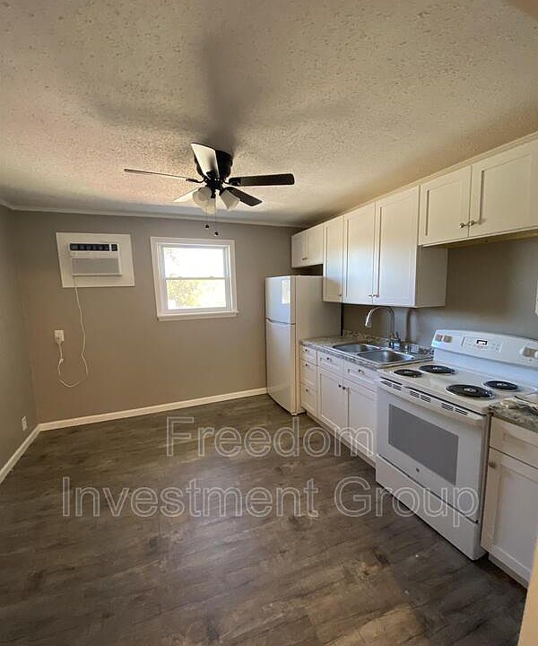 1st image of 250 S Magnolia St