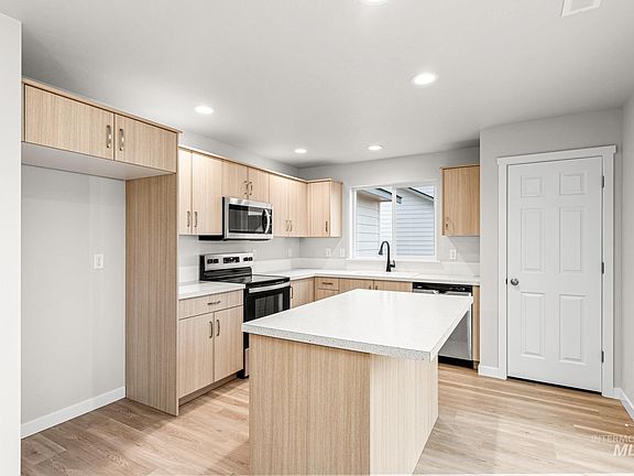 3rd image of 13711 Inman Ct