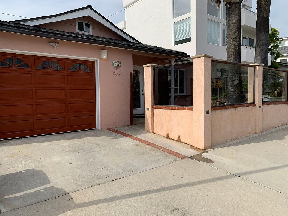 Front of house, enclosed front patio with table, chairs, bbq
Garage parking, 2 or 3 off street parking