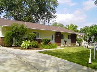 550 Bode Rd, Hoffman Estates, IL 60169