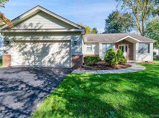 21576 Ruth St, Farmington, MI 48336