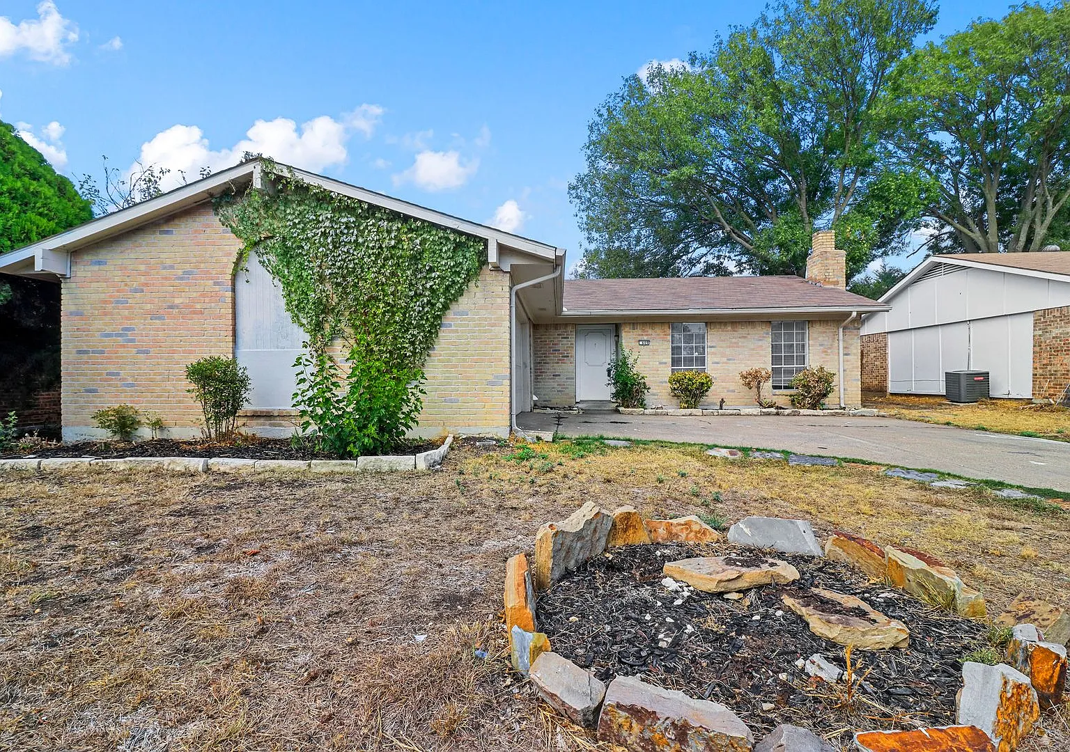 Quaint And Cozy 3 Bedroom, 2 Bathroom House W Fireplace!! — Photo 1