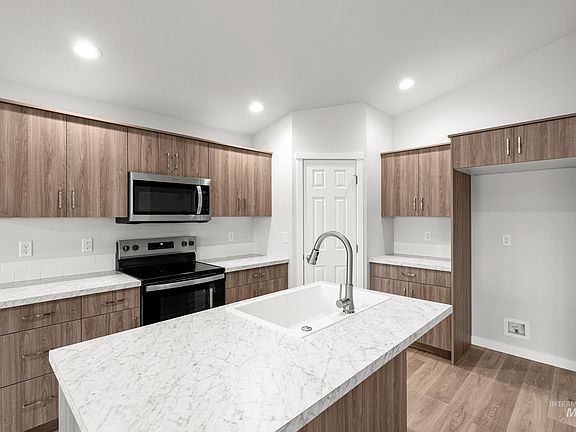 5th image of 1609 Sunday Riv