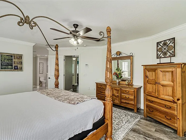 5864 Manchester Dr W — Photo 17