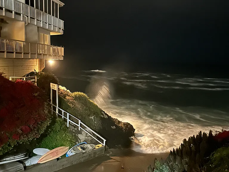 Surfable wave off Splash Rock