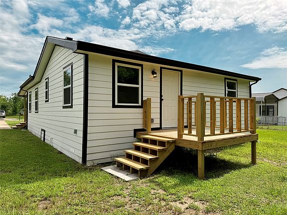 4th image of 615 Smith Cir