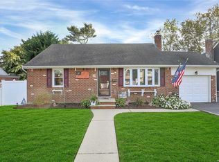 34 Tudor Rd, Farmingdale, NY 11735