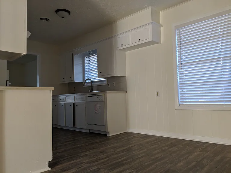 300 Francis Dr — Photo 6