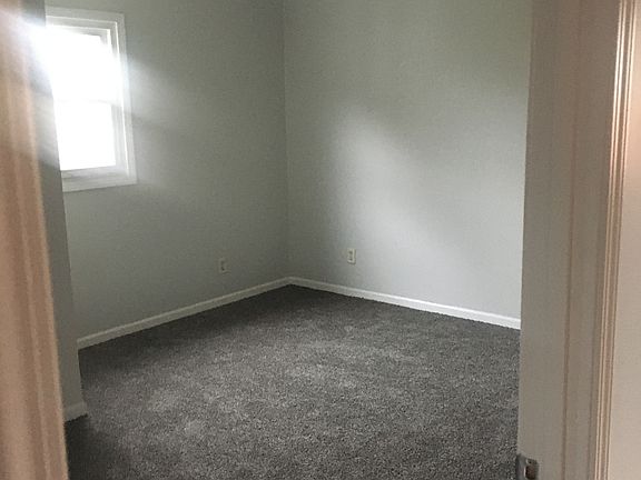 4th image of 901 S Hinshaw Ave