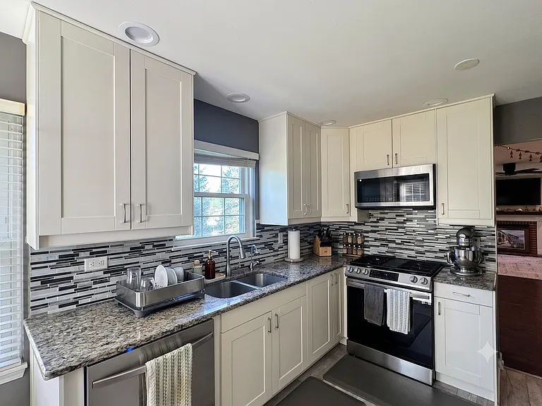 115 E Fabish Dr — Photo 9