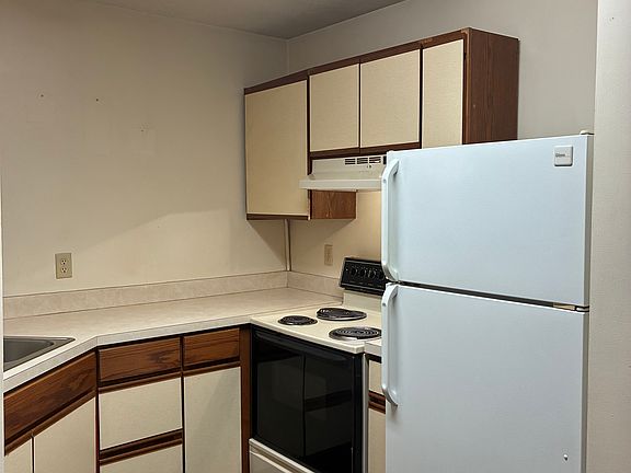 2nd image of 905 Tyler St #10
