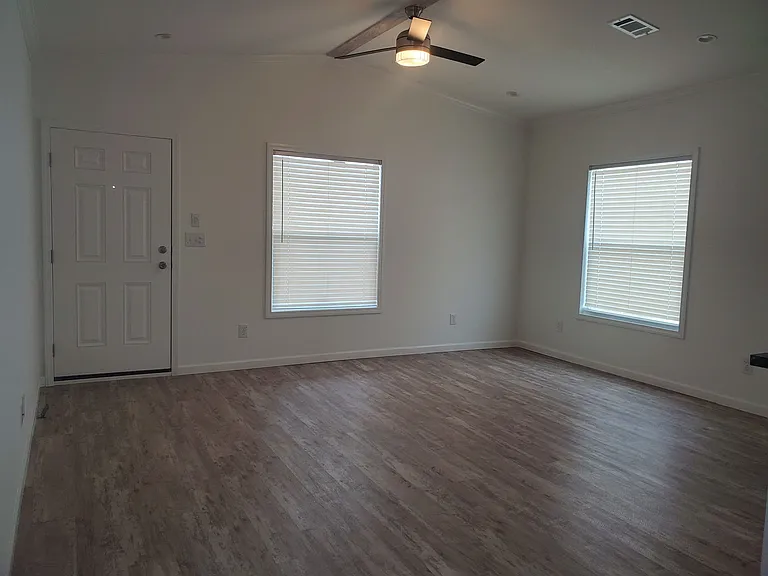 Dwelling at New Braunfels — Photo 45