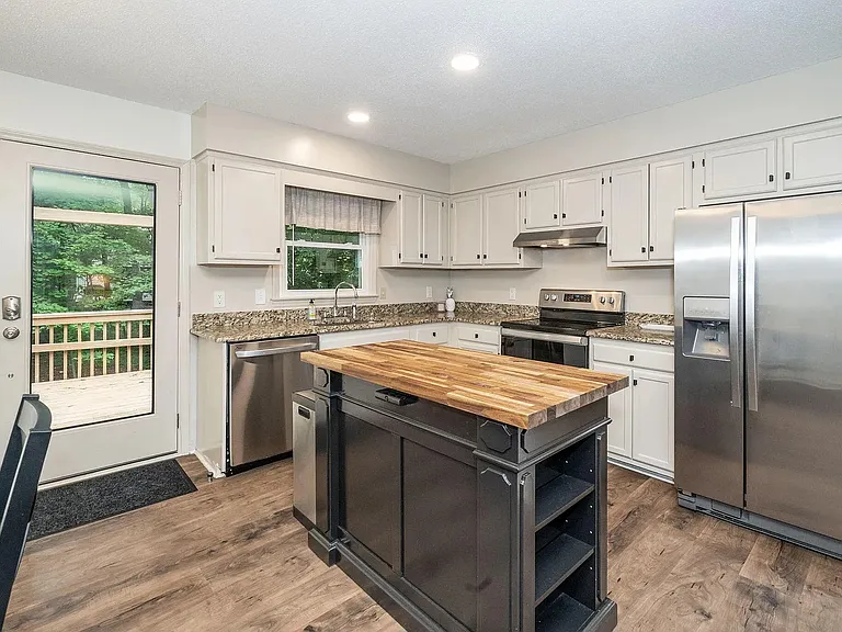 1010 Castalia Dr — Photo 2