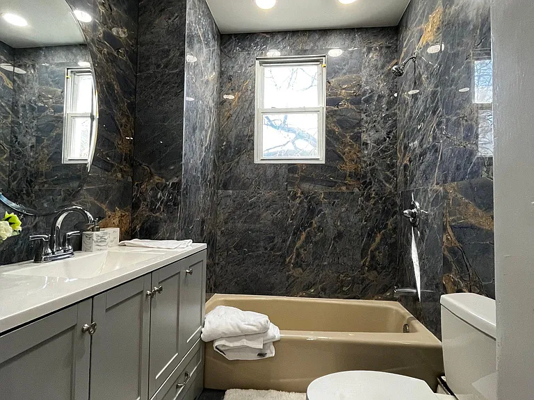 Lincoln Pl — Photo 2